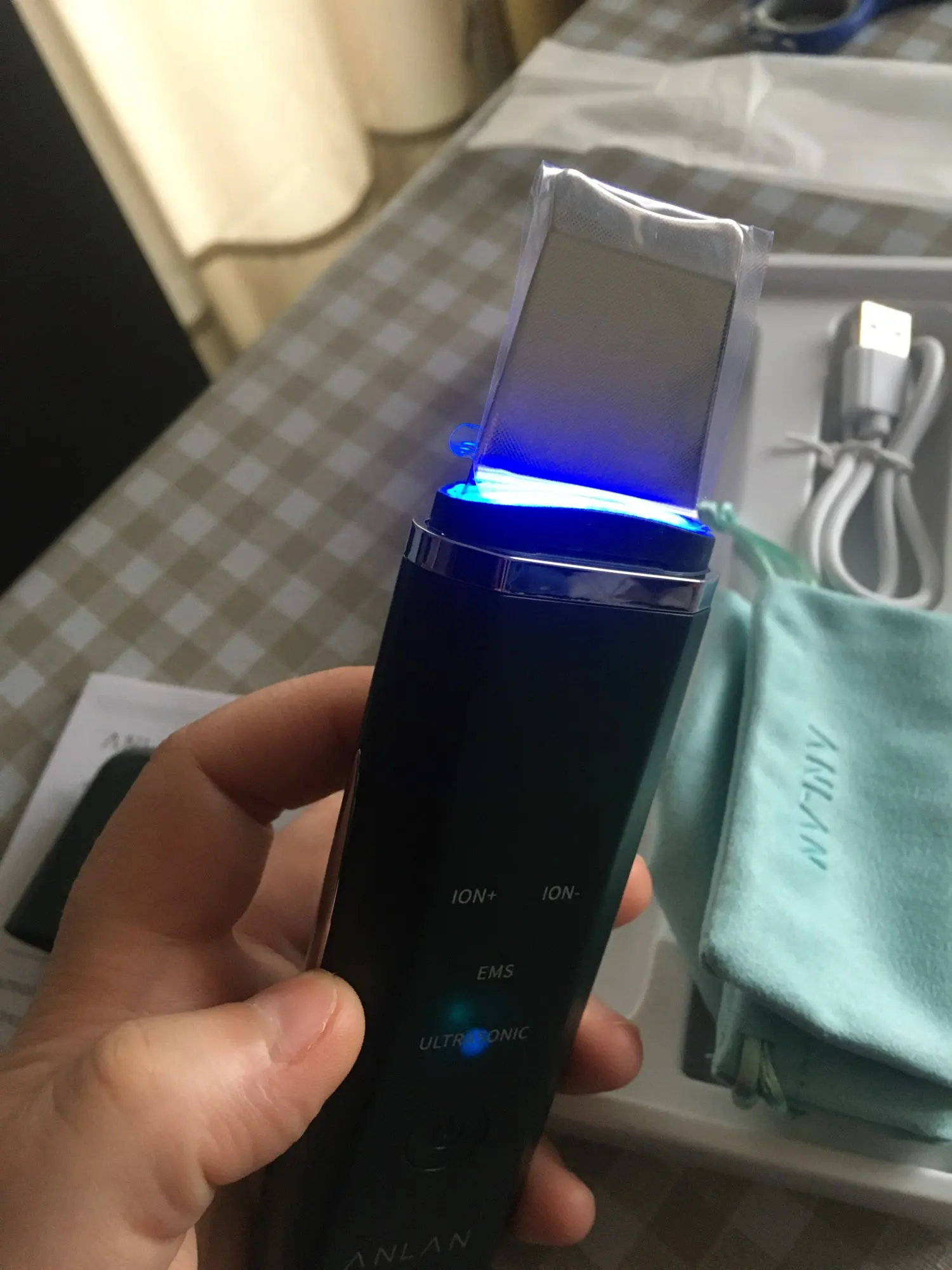 Отзыв о товаре ANLAN Ультразвуковой скрабер скруббер, ионная лопатка для чистки лица, пилинг, лифтинг для лица, удаление угрей, терапия красным светом для удаления черных точек blackhead remover узи чистка ультразвуковая чистка лица от пользователя B***a