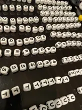 Cuentas de silicona con letras en inglés para dentición de bebé, abalorios de 10mm para manualidades con nombre en cadena de chupete, bolitas de alfabeto masticable, de 100 a 1000 Uds