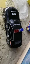 Coche de juguete de aleación fundido a presión M8 para niños, modelo de policía, luz de sonido de simulación, tira trasera de 6 puertas, vehículo de juguete abierto, regalos, 1/32