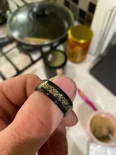 Hombre anillo rojo fibra carbono verde dragón negro con incrustaciones de confort ajuste anillos de acero inoxidable para los hombres de boda diamante anillo anillos boda banda