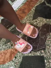 Zapatillas de unicornio arcoíris para niños y niñas, zapatos de playa, pantuflas suaves para interiores