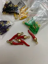 Doreen Box abalorios en forma de Chile esmalte colgantes de aleación de Zinc colgantes chapados en oro de la joyería DIY 20mm x 4mm 10 Uds