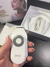 Masajeador de Cuello SKG 4098 Blanco Controlador Remoto Estructura de Anillo Inteligente Masajeador para Incomodidad de Cuello Masaje de Pulso Eléctrico Larga Duración de Bateria Calentamiento