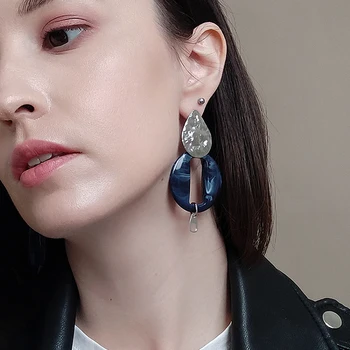 

Asymmetric earrings with rings made of blue plastic MARIZA SKU number: 00174