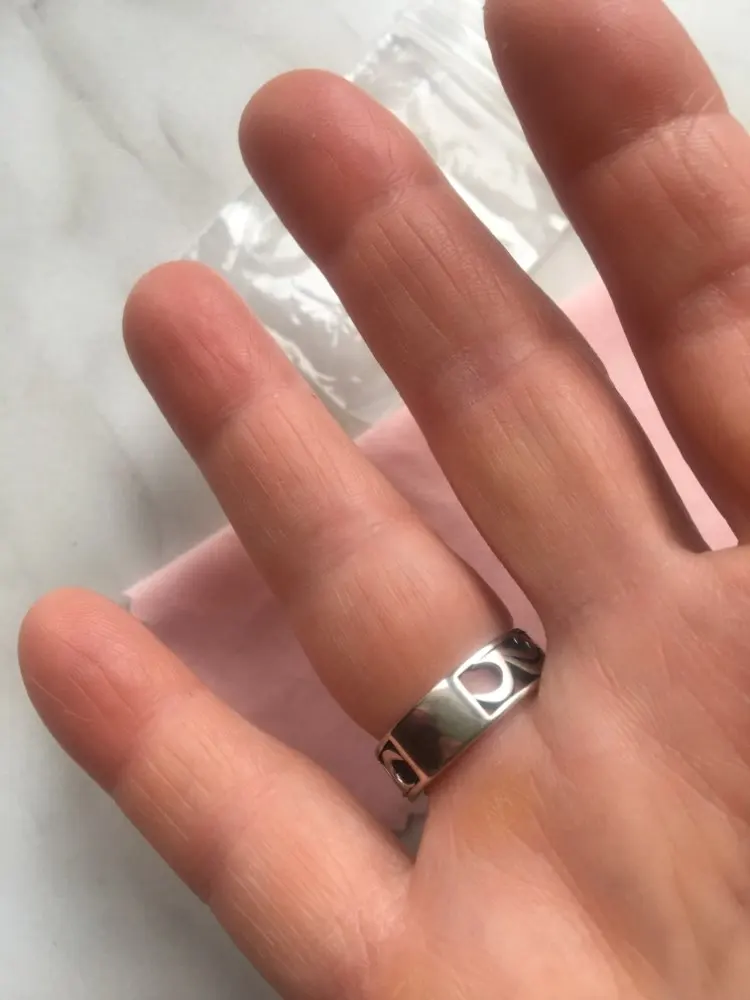 Кольца власти. Возьми колечко. Забрать перстень. "мой доход" шрифты. Средний и безымянный.