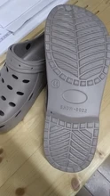 2020 hombres novedad de verano vasijas sandalias ligero de gran tamaño zuecos zapatos al aire libre zapatos de Crocse zapatos de playa 49 yardas gris