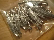 20 unids / lote dijes de plumas colgantes de plumas joyería que hace dijes de plumas para hacer pulseras Color plata antigua
