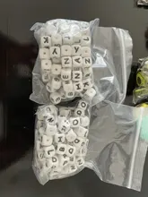 Cuentas de silicona con letras en inglés para dentición de bebé, abalorios de 10mm para manualidades con nombre en cadena de chupete, bolitas de alfabeto masticable, de 100 a 1000 Uds