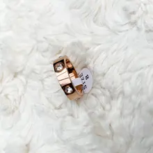 FYSARA-anillo de acero inoxidable con Circonia cúbica para hombre y mujer, sortija de amor, Color oro rosa, cristal, marca de lujo, regalo de boda