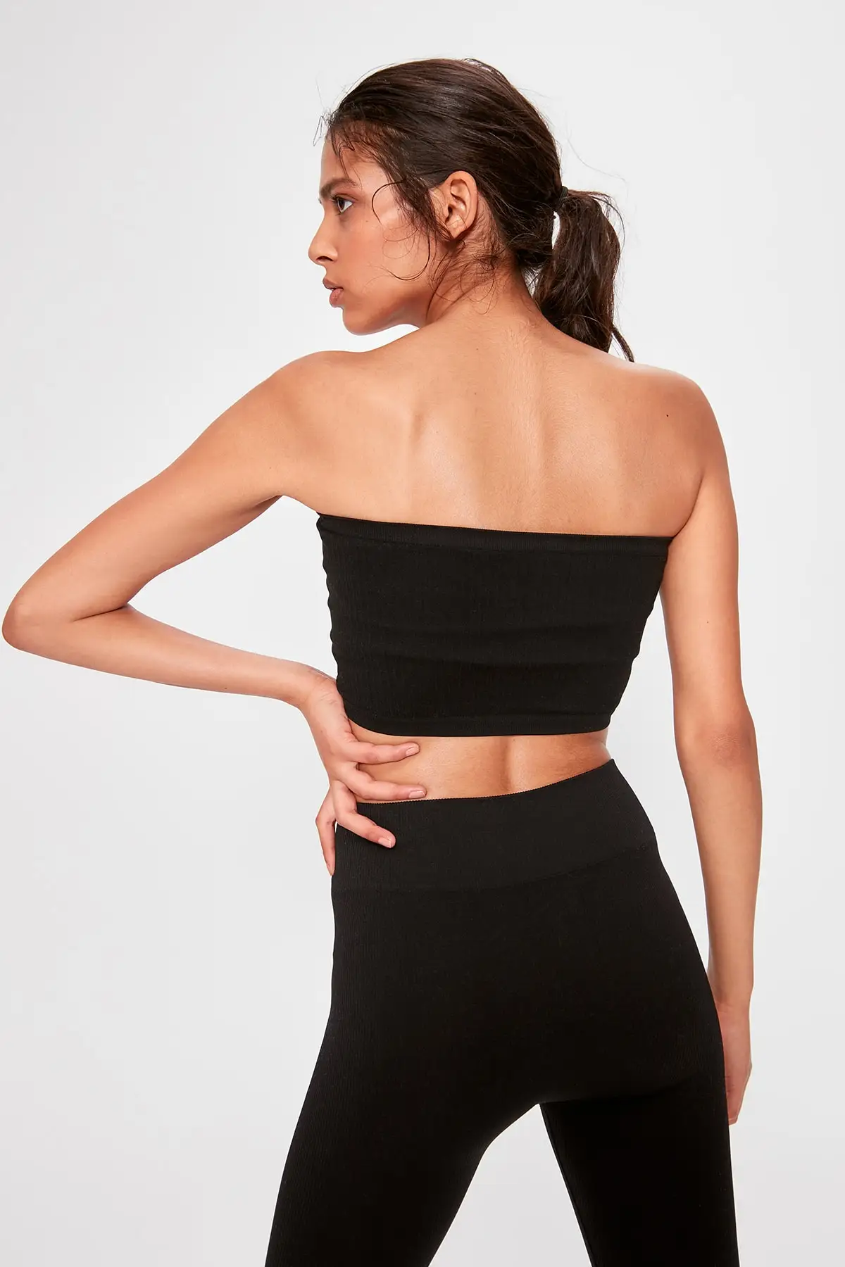 Черные спортивные топы Trendyol TWOAW20BS0018
