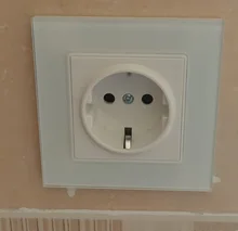 Coswall-Panel de alimentación de vidrio templado para pared, enchufe con conexión a tierra 16A, enchufe europeo, ruso, España, con cerradura protectora para niños