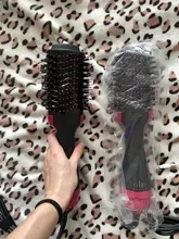 Cepillo que seca y volumiza el pelo de un solo paso, el cepillo produce aire caliente y puede alisar y arizar el pelo