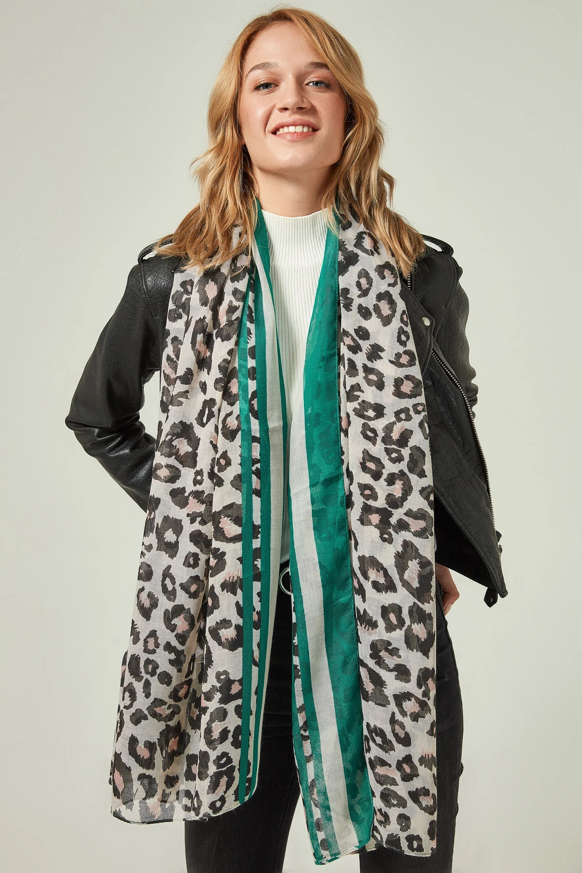 

Leopard Pattern Acrylic Women Pashmina Wool Shawl Green Color