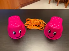 1 pares de los niños al aire libre de plástico equilibrio sonrisa cara zancos para saltar zapatos de juguete andador divertido deporte juguetes regalo Dropshipping. Exclusivo.