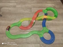 Pista de coches de carreras que brilla en la oscuridad para niños, tren de coches LED Flexible, regalo, 300/256/128/136/80/56 Uds.