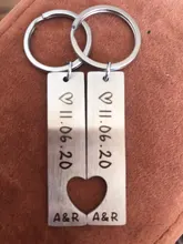 Llavero personalizado de corazón para parejas, soporte para llaves King con grabado de nombre y fecha y cadena de anillos, regalo novias y novios