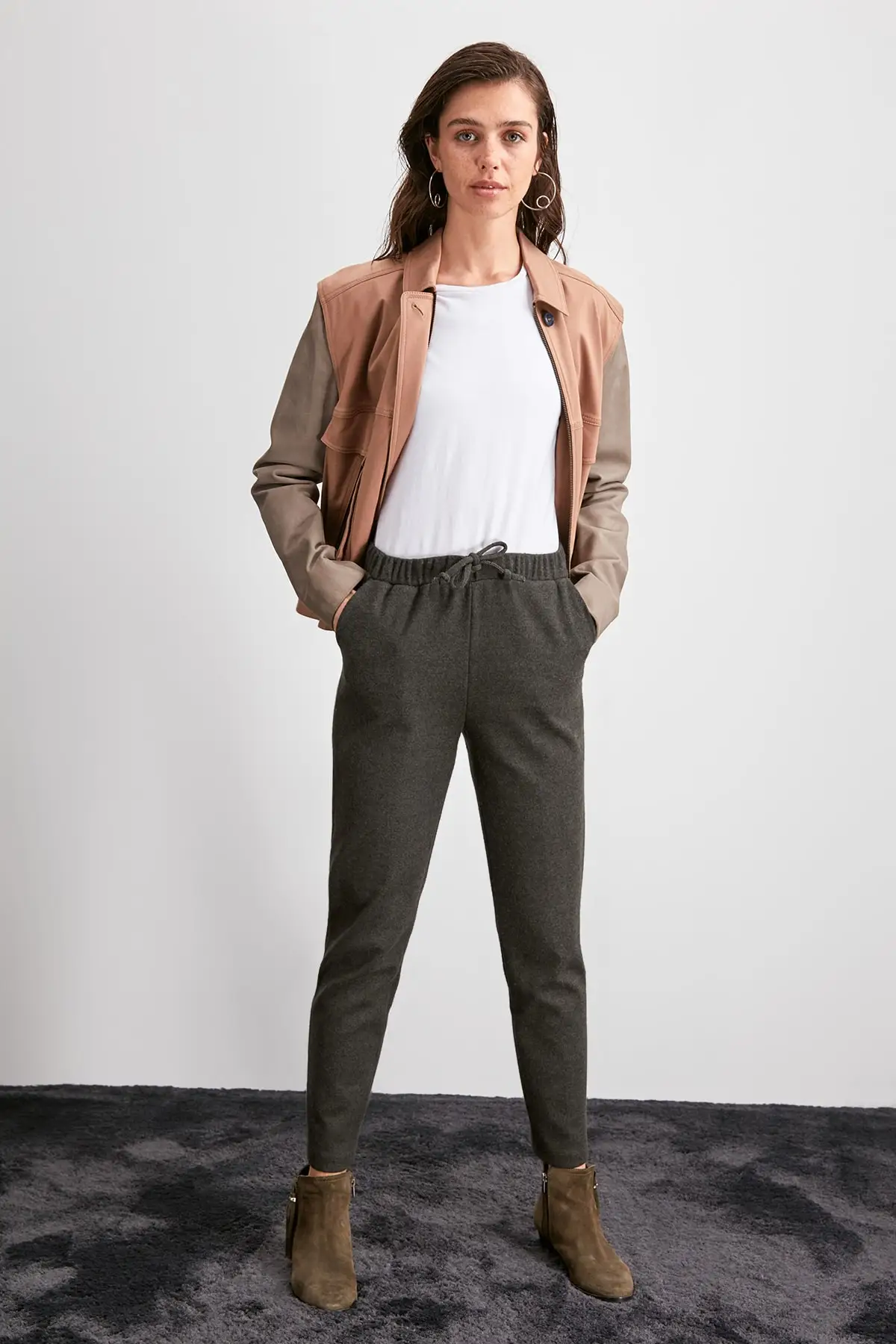 Trendyol резиновые детальные брюки TWOAW20PL0587