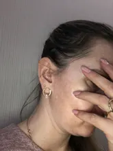 Pendientes pequeños de perlas atmosférica para mujer, joyería sencilla con personalidad suave de joker, aretes geométricos delicados