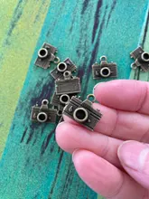 WYSIWYG 10pcs 15x14mm Color de plata antiguo bronce Cámara colgante encanto Cámara colgante colgantes encanto