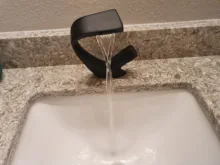 Grifo negro para baño con acabado cromado, grifos de lavabo, llave mezclador de agua fría y caliente, de un solo orificio, ELM457