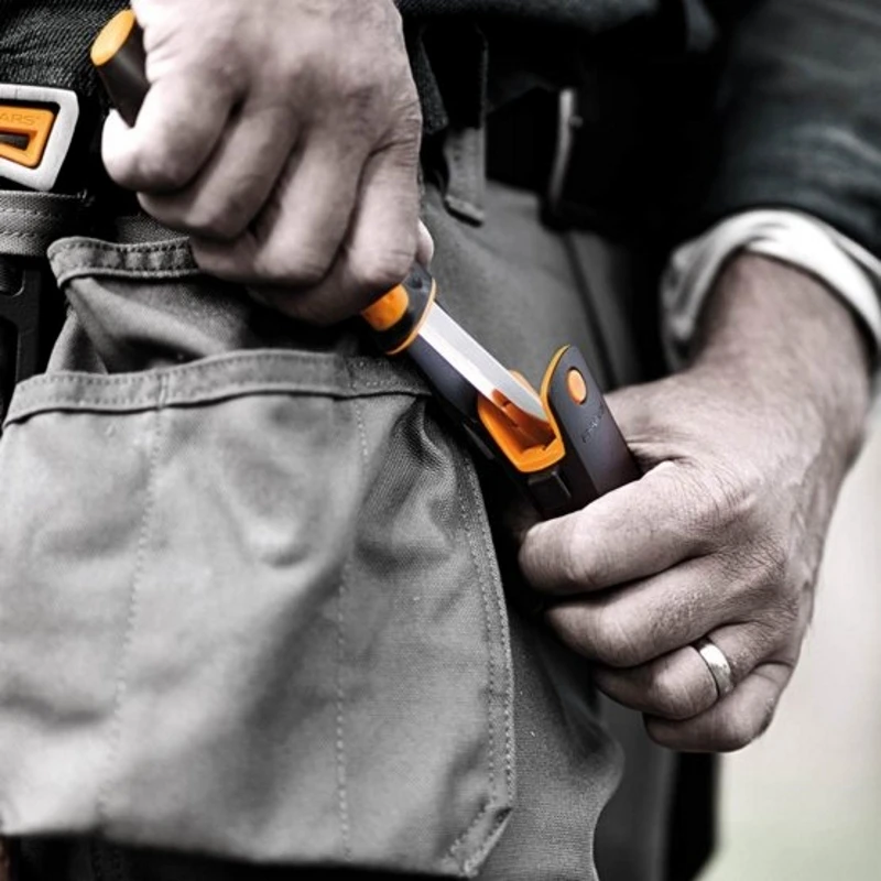 Нож универсальный с точилкой в чехле Fiskars(1023618