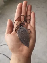 Collar largo con colgante de hojas naturales para mujer, cadena de serpiente, color rosa, negro, dorado y gris, regalo de joyería