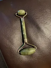 Rodillo de Jade con piedra de cristal rosa, rodillo de masaje de estiramiento Facial, masajeador adelgazante Facial, piedra de cuarzo Natural, herramienta de masaje para cuello, 1 unidad