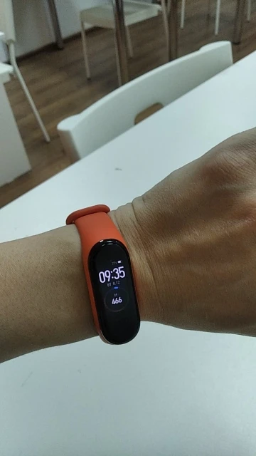 Отзыв о товаре Спортивный фитнес-браслет Xiaomi Mi Band 4, трекер с шагомером, часы для фитнеса с Bluetooth 5.0, новинка от пользователя E***y