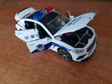 Coche de juguete de aleación fundido a presión M8 para niños, modelo de policía, luz de sonido de simulación, tira trasera de 6 puertas, vehículo de juguete abierto, regalos, 1/32