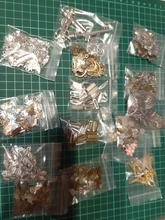 60 uds hallazgos de joyería de moda, etiquetas de metal para joyería, aleación de dos colores 8*8MM Flor de ciruela placa hecha a mano abalorios de letras