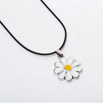 

Metal White Daisy Figured Vinlex Leather Hanging Pendant 433786955