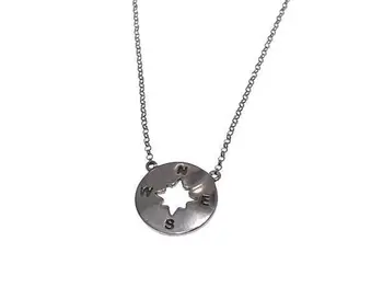 

Silver choker with chain and pink center of the winds