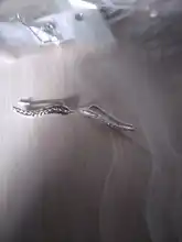 KISSWIFE-pendientes de Metal con forma de hoja para mujer, aretes, estilo trepador de oreja, Simple, Color dorado