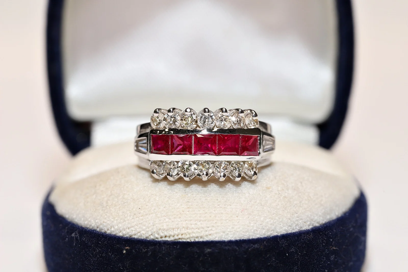 

18K GOLD DIAMOND AND BAGUET RUBY DECORATED PRETTY STRONG RING