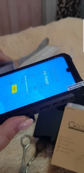 Everything is super... thank you very much to the seller... the phone came without damage and very quickly. Includes protective glass, charger, key and instruction. Watch the video on yutub on unpacking...