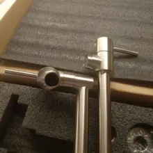 Grifo plegable montado en la pared para la cocina, Solo Frío de fregadero de un solo orificio, giratorio, latón y oro cromado