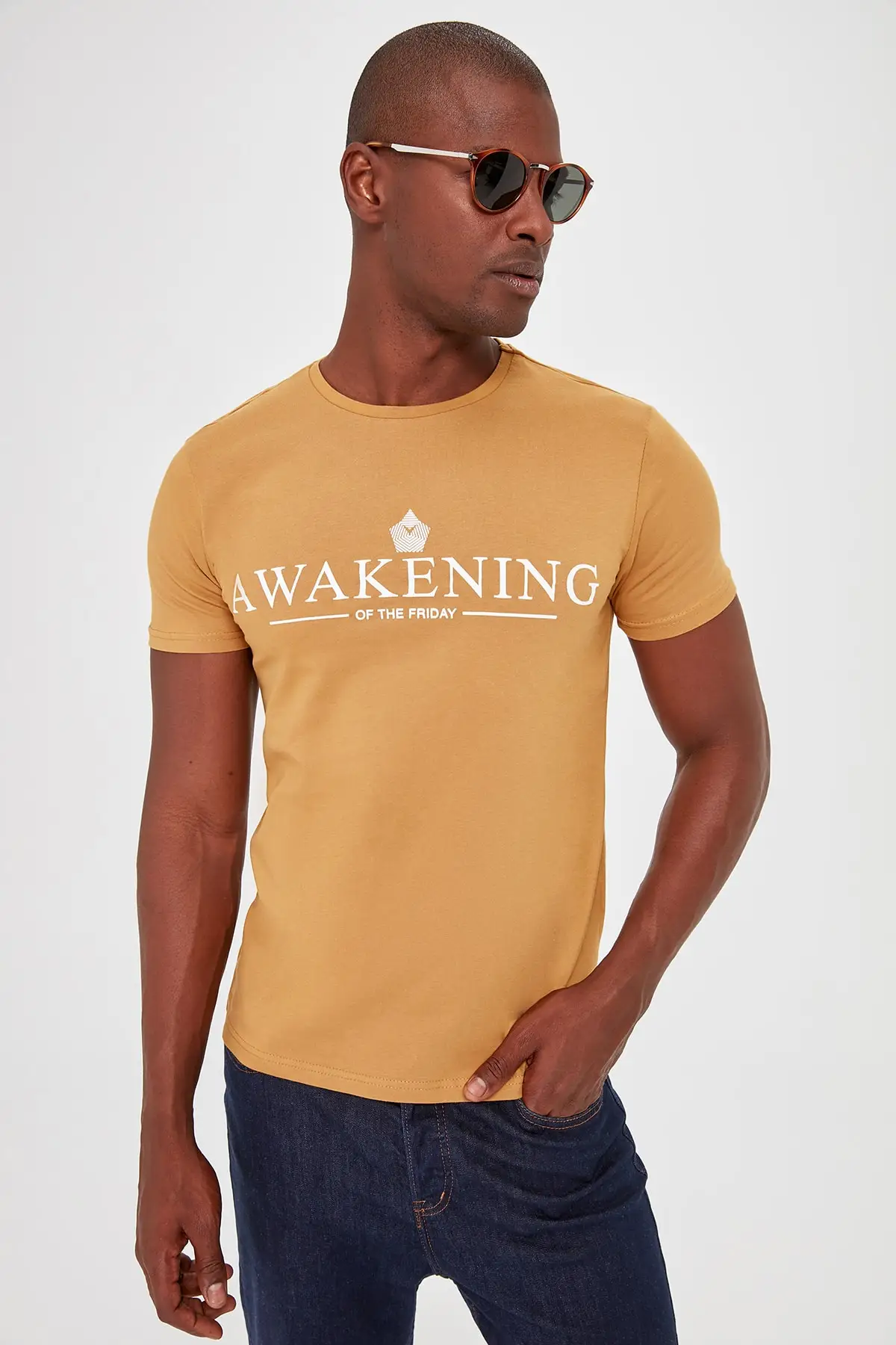 camiseta color mostaza hombre