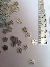 60 uds hallazgos de joyería de moda, etiquetas de metal para joyería, aleación de dos colores 8*8MM Flor de ciruela placa hecha a mano abalorios de letras