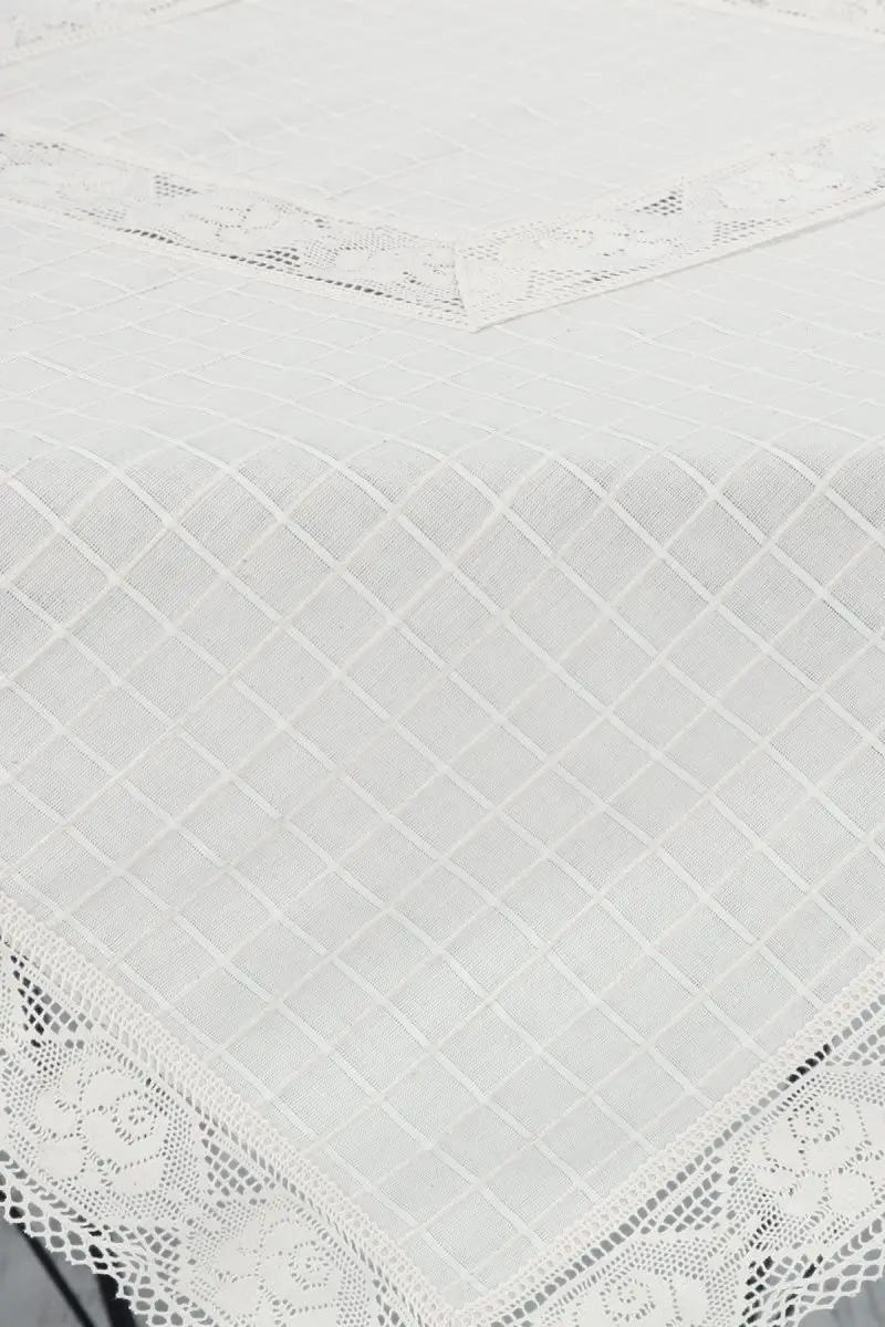 Центральная кружевная скатерть 100x100 см