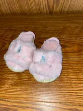 Sandalias con peluche para niñas pequeñas, zapatos planos de piel sintética con suela suave, zapatillas con correa de soporte elástico, para el hogar