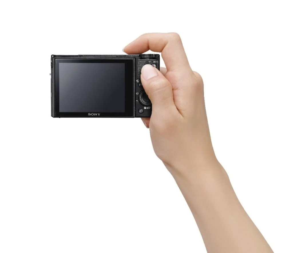 CX60600_rear_hand-1200