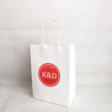 Пользовательский логотип белая крафт-бумага сумка переработанная подарочная упаковка с ручками шикарная одежда бутик мероприятия Свадебная вечеринка