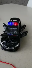 Coche de juguete de aleación fundido a presión M8 para niños, modelo de policía, luz de sonido de simulación, tira trasera de 6 puertas, vehículo de juguete abierto, regalos, 1/32