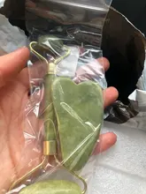 Gua Sha-Rodillo verde 2 en 1, herramientas de Jade Natural, masajeador con piedras para cara, cuello, espalda y Jawline