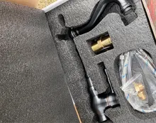 Grifo de agua para cocina, espita de bronce negro de una sola manija con mezclador para liquido caliente y frio y rotación 360,