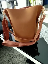 Bolso de mano de banda ancha de diseño de marca para mujer, bolso de hombro de PU de cubo de lujo, de un solo hombro, de gran capacidad, de color sólido