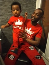 Familia juego ropa trajes mira padre madre hija hijo camiseta de corona ropa papá mamá y yo vestidos de bebé Rey reina