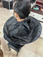 Paño de corte de pelo para adultos y niños, delantal impermeable para salón de peluquería, capa de peluquería, color negro y azul, 1 unidad