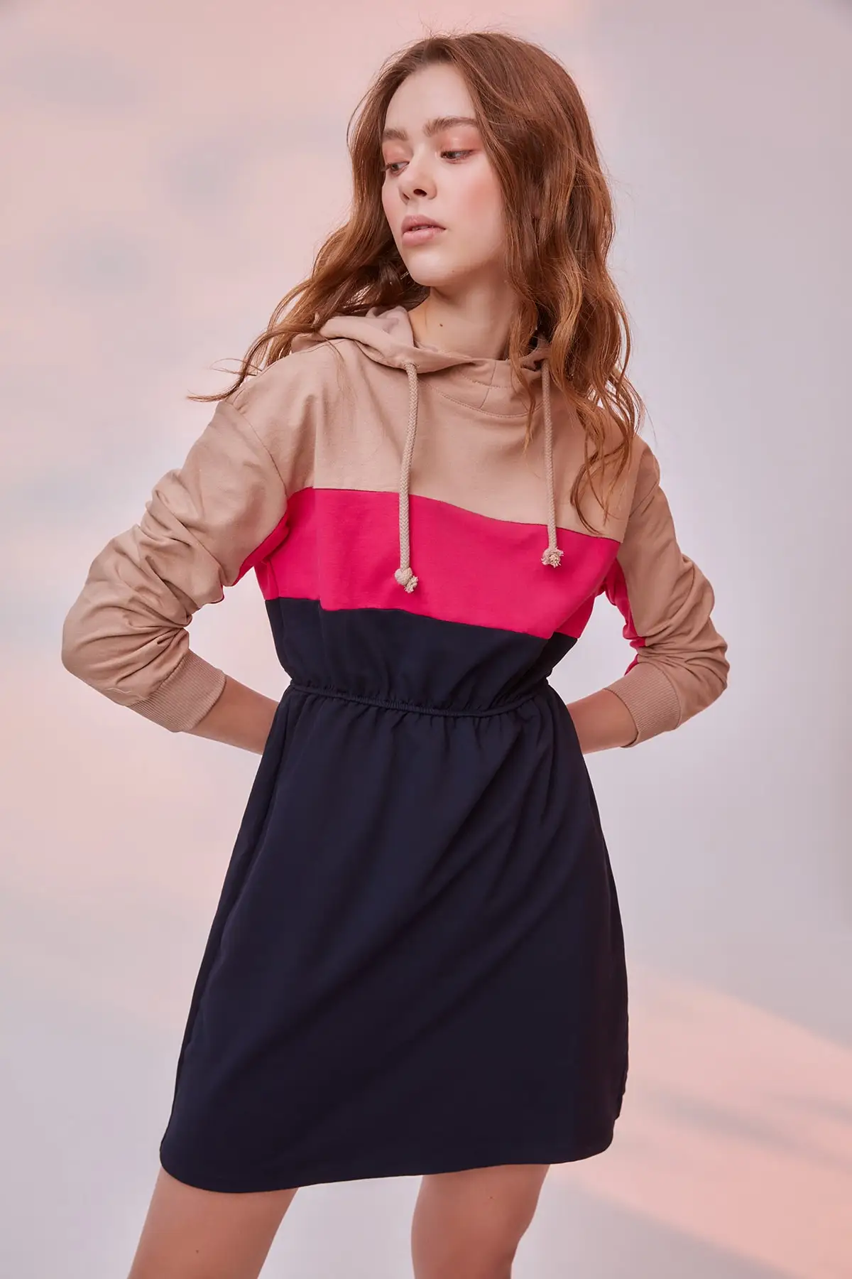 Trendyol блочное трикотажное платье с капюшоном TWOAW20EL0621|Платья| |