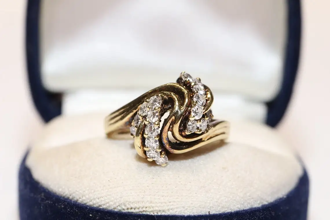 

Perfect Vintage Original 18k Gold Natural Diamond Decorated Pretty Lady Ring